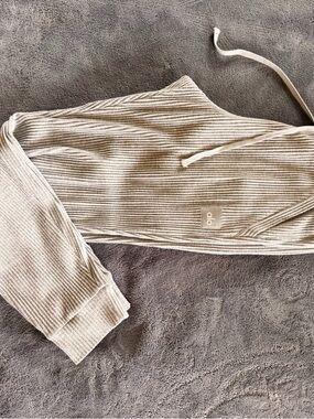 ALO Yoga Muse Sweatpant in heather gray